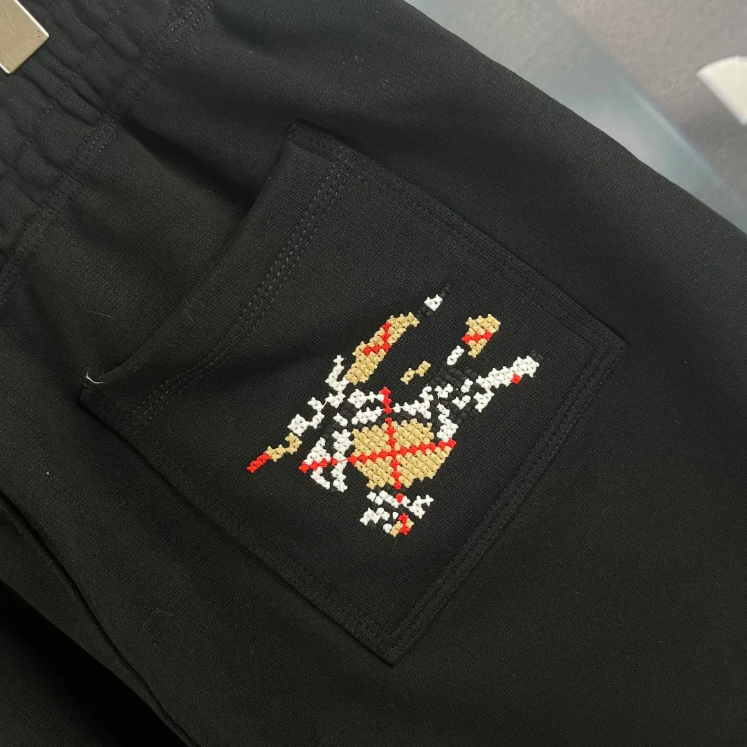 BR 831 🔘 𝐁𝐮𝐫𝐛𝐞𝐫𝐫𝐲 26SS * Burberry ， Classic ， Retro ， 。 🔹 ： ， ， ， 、 ， Breathable 。 ： ， ， ， ； ， ， 。 ：Classic ， ， 、 ， ； ， ， 。 🔹 ： ， Retro Classic ， Classic ， ， ， ， 。 ： ， ， ； ， ， ； ， ， ； Black、Cream White Classic ， ， Versatile； 、 ， Authentic ， 。 Size：S M L XL XXL ：Black Khaki